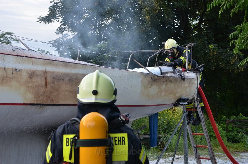 Feuer 1 Yacht explodiert Koeln Muelheim Hafen Muelheim P028.JPG
